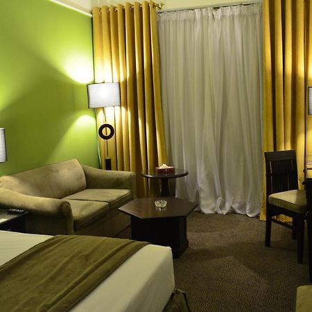 Smart Hotel Lahore Bagian luar foto
