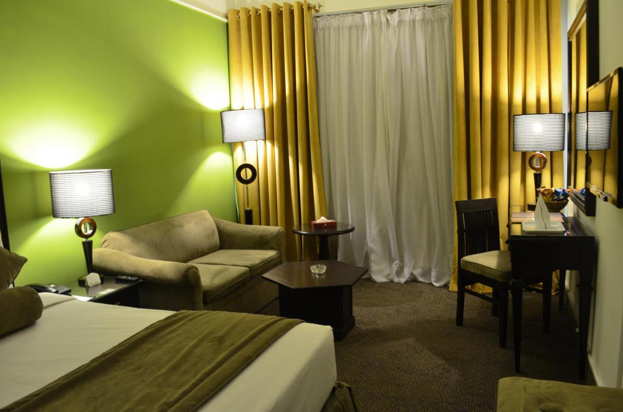 Smart Hotel Lahore Bagian luar foto