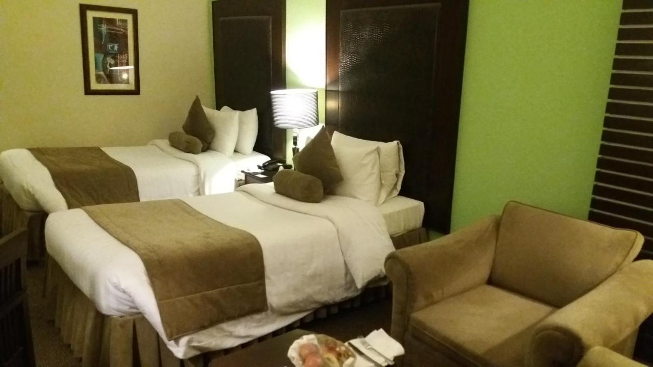 Smart Hotel Lahore Bagian luar foto