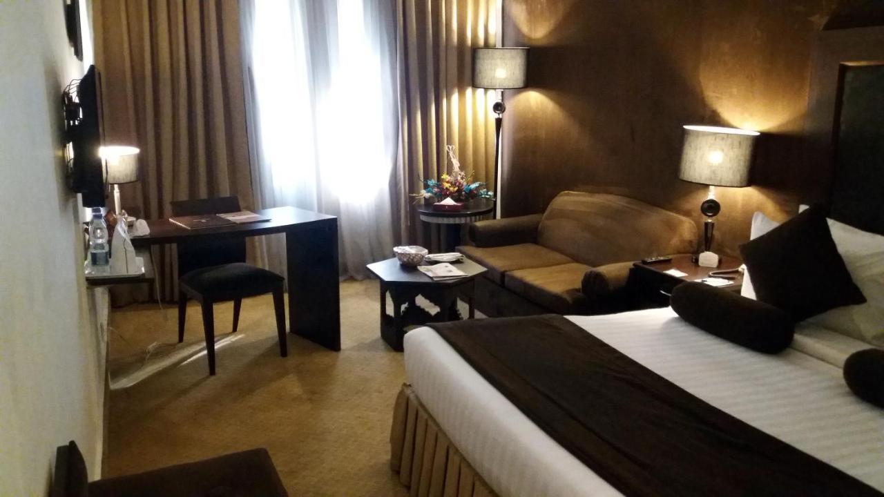 Smart Hotel Lahore Bagian luar foto