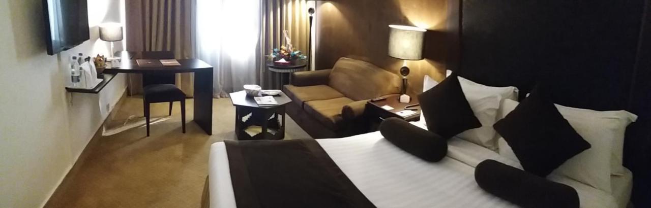 Smart Hotel Lahore Bagian luar foto