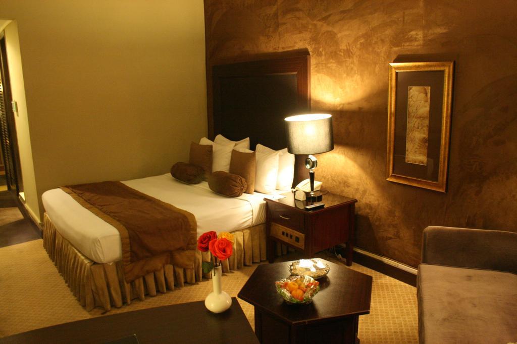 Smart Hotel Lahore Bagian luar foto