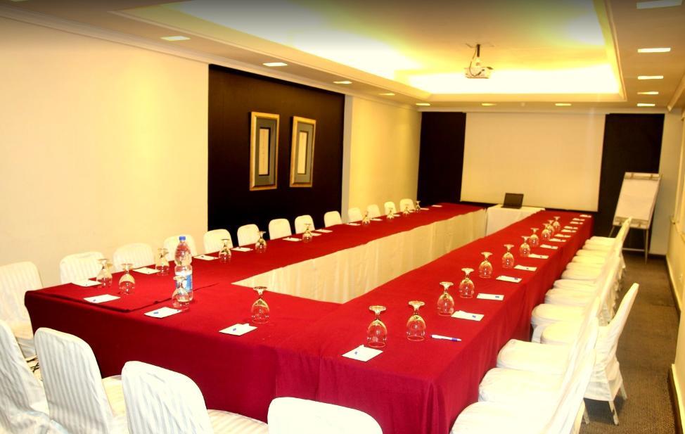 Smart Hotel Lahore Bagian luar foto