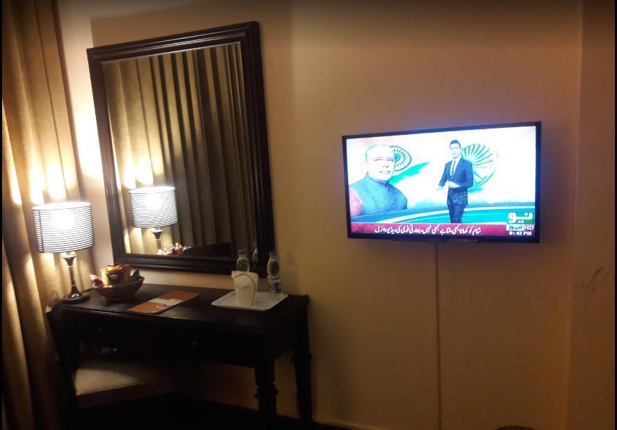 Smart Hotel Lahore Bagian luar foto