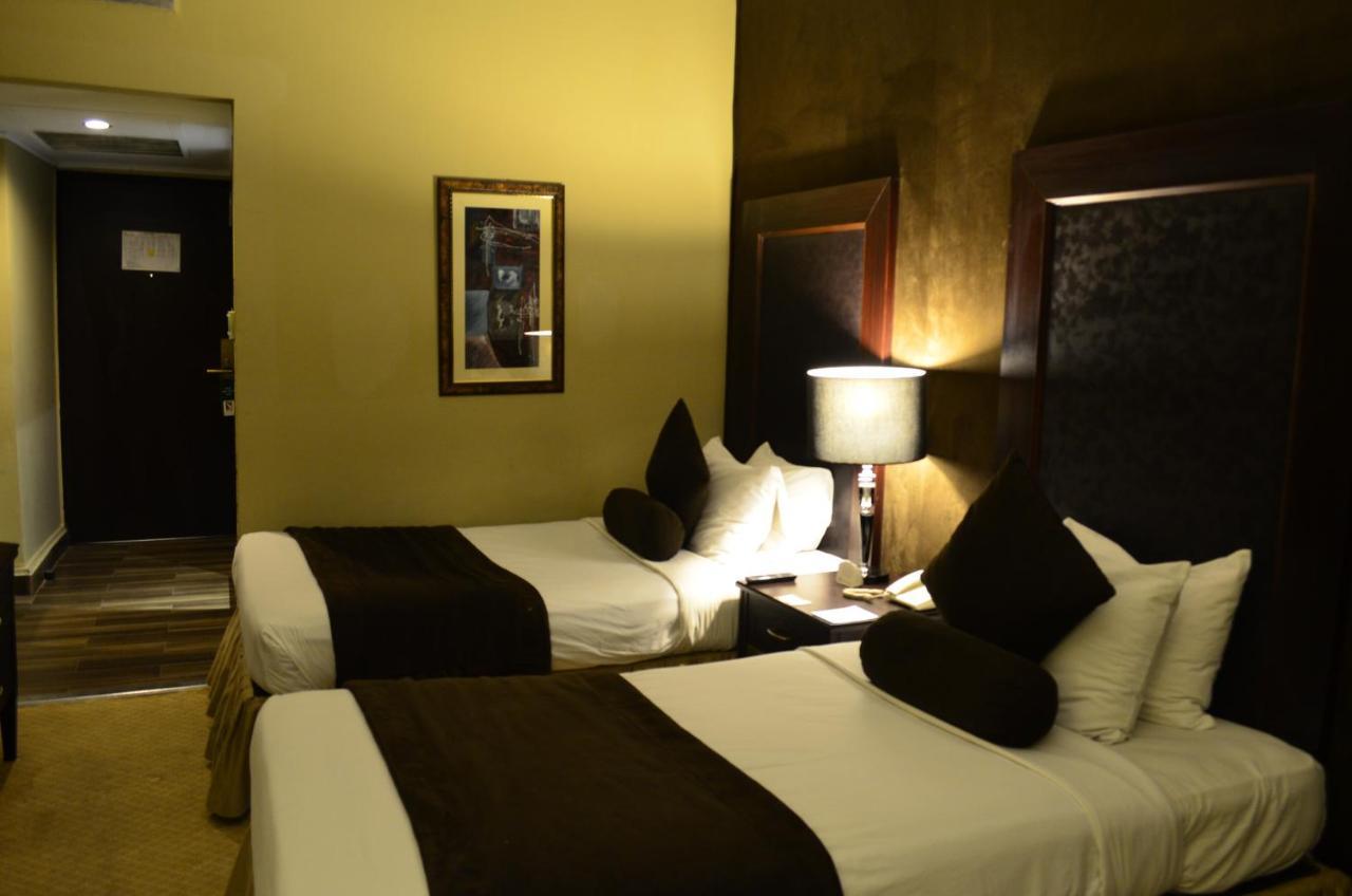 Smart Hotel Lahore Bagian luar foto
