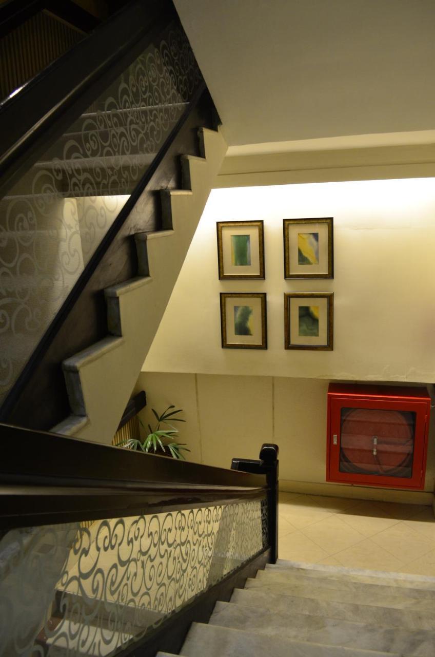Smart Hotel Lahore Bagian luar foto