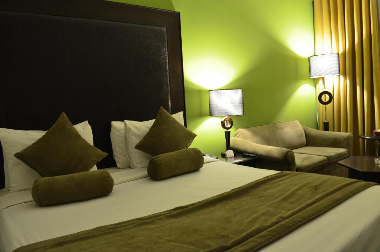 Smart Hotel Lahore Bagian luar foto