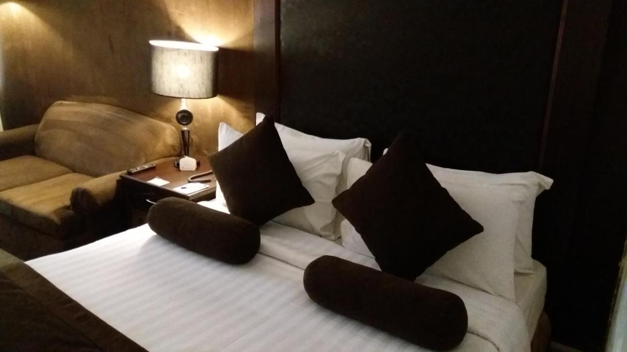Smart Hotel Lahore Bagian luar foto