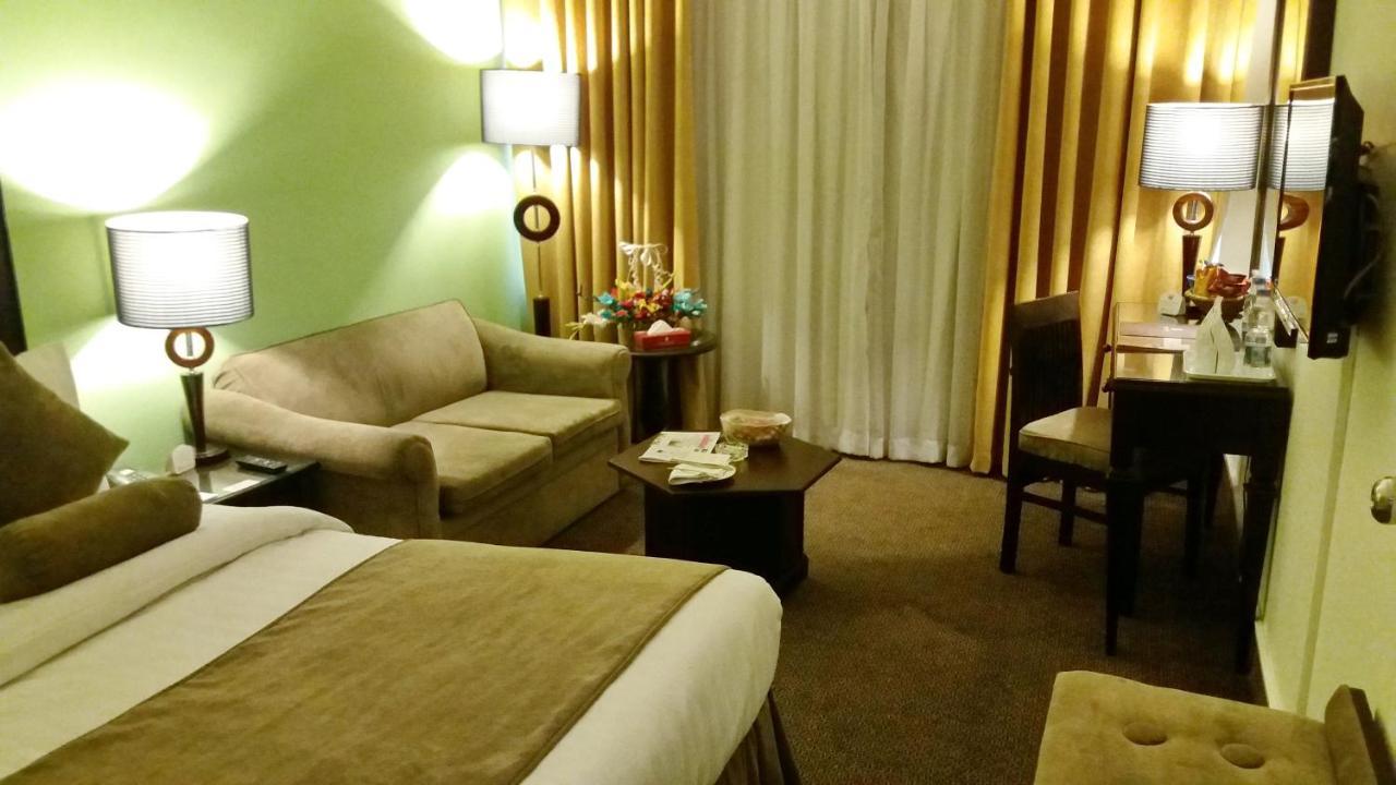 Smart Hotel Lahore Bagian luar foto