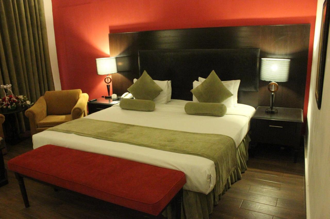 Smart Hotel Lahore Bagian luar foto