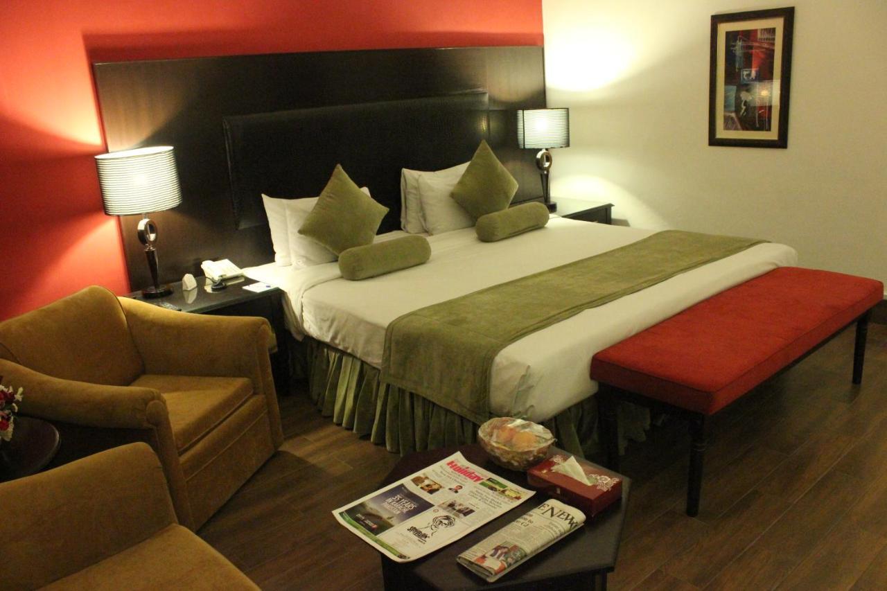 Smart Hotel Lahore Bagian luar foto