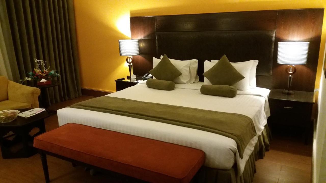 Smart Hotel Lahore Bagian luar foto