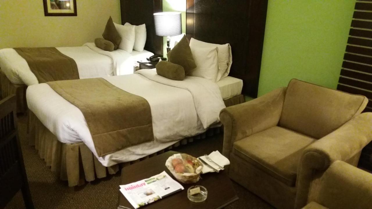 Smart Hotel Lahore Bagian luar foto