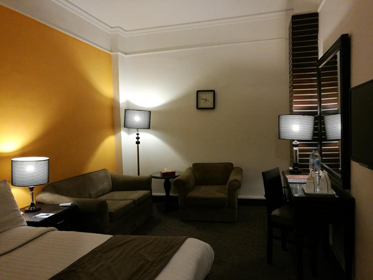 Smart Hotel Lahore Bagian luar foto