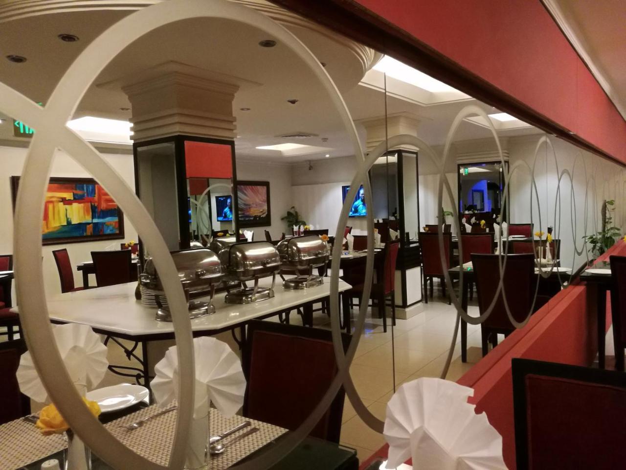 Smart Hotel Lahore Bagian luar foto