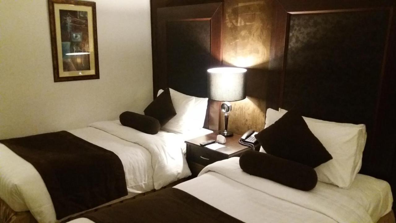 Smart Hotel Lahore Bagian luar foto