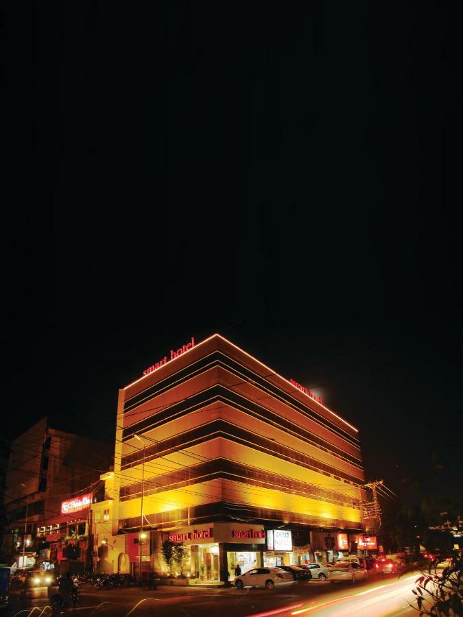 Smart Hotel Lahore Bagian luar foto