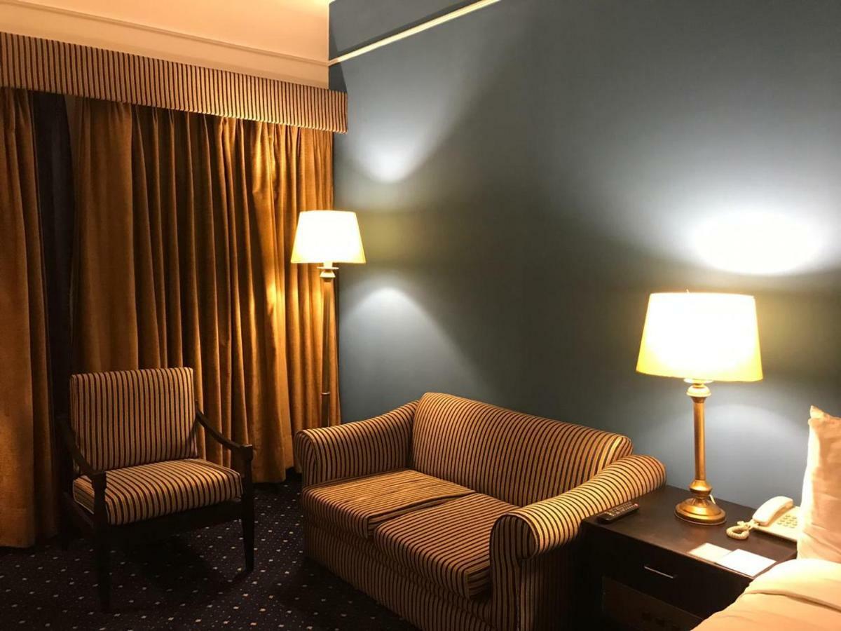 Smart Hotel Lahore Bagian luar foto